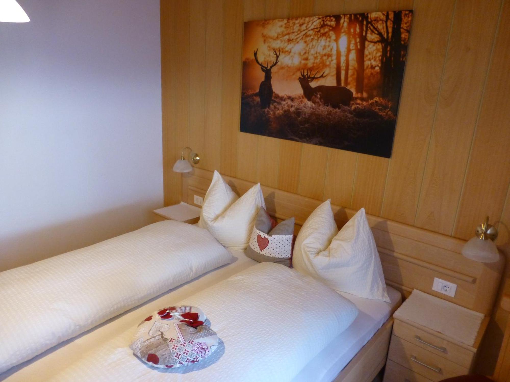 Garni Helfer Bed and Breakfast Dobbiaco Eksteriør billede