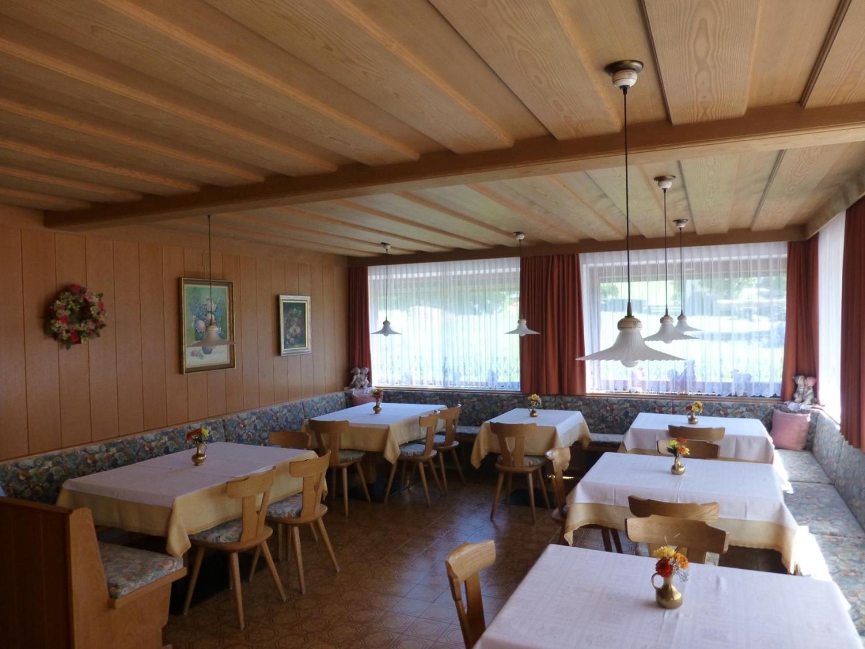 Garni Helfer Bed and Breakfast Dobbiaco Eksteriør billede